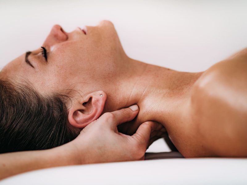 massage neck and shoulders